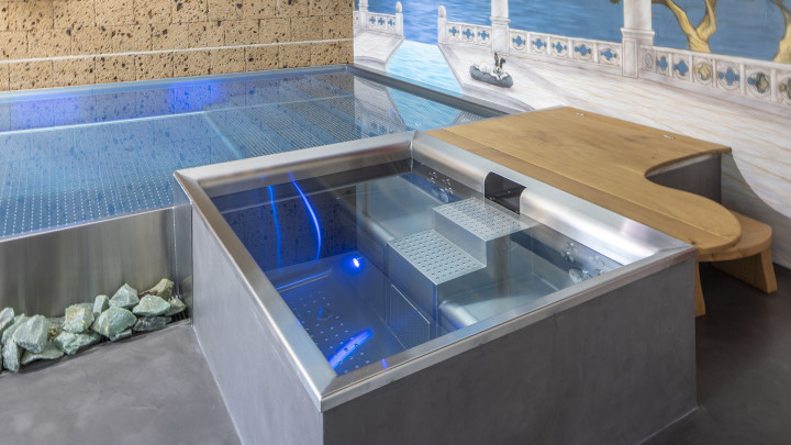 Edelstahlbecken mit 2-seitiger Infinity-Überlaufrinne Edelstahlbecken mit 2-seitiger Infinity-Überlaufrinne