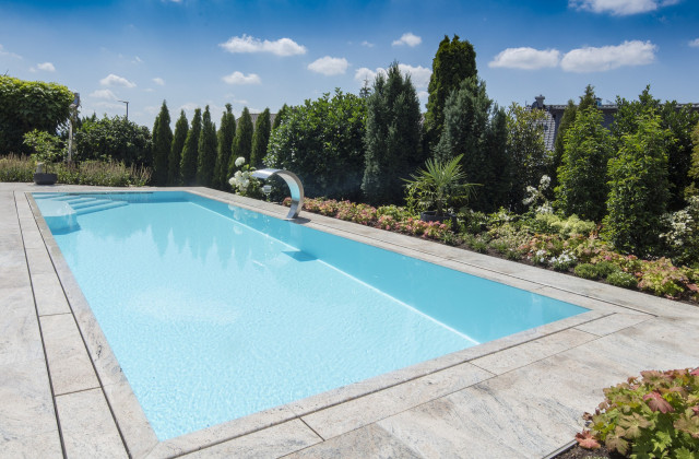 PVC-Einstückbecken mit Überlaufrinne und Natursteineinlage PVC-Einstückbecken mit Überlaufrinne und Natursteineinlage