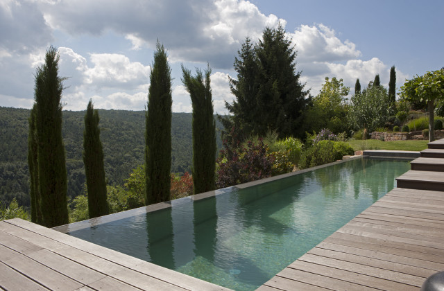 Sichtbetonbecken in Infinityrinne Sichtbetonbecken in Infinityrinne